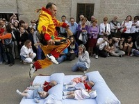 Kỳ lạ lễ hội ném "xác chuột chết" ở Tây Ban Nha