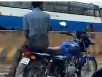 Video hot: Người lái xe máy bị "cừu non"... hành hung trên đường làng