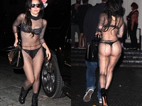 Lady Gaga đeo mũi lợn hôn môi fan nam đắm đuối 