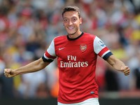 Để Arsenal có Ozil, Tottenham "nổi đóa" với Real