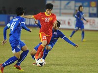 Nữ cầu thủ Việt đổ máu ngay trên sân