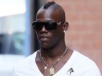 Lấy lòng người đẹp, Balotelli tậu biệt thự khủng