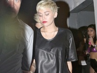 Miley Cyrus táo bạo khoe ngực trần và vòng 3 nóng bỏng 