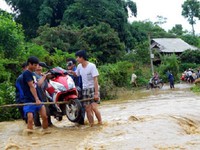 Quảng Ninh: Mưa xối xả, hơn chục nhà dân bị kéo sập, trơ móng 