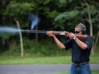 Tổng thống Obama 'trổ tài' tâng bóng bằng đầu