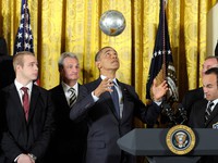 Nhà Trắng 'phân trần' việc Tổng thống Obama chật vật ném rổ