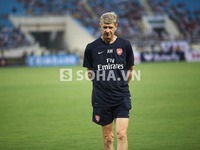 CĐV Việt Nam suýt choảng nhau vì chiếc mũ Arsenal