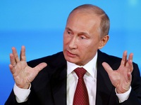 Người đẹp ngực trần 'tấn công' Tổng thống Putin