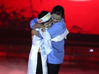 The Voice liveshow 2: Hà Linh gây chú ý khi gợi cảm hát quan họ