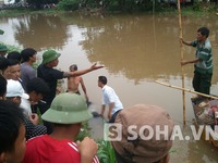 Hà Nội: Va chạm xe con, xe khách 35 chỗ lao xuống ao