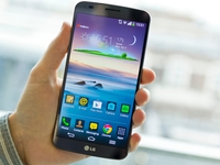Smartphone độc màn hình cong LG G Flex giảm mạnh 2 triệu đồng
