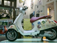 Vespa Primavera “khoác” tranh bằng vàng hút hồn người xem