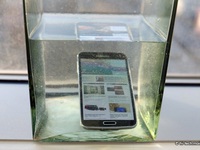 Samsung Galaxy S5 trình diễn khả năng chịu nước siêu hạng