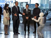 Tổng thống Obama đá bóng với... robot Nhật
