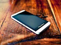 BlackBerry Z10 4.5 triệu đồng đã có bản màu trắng sang trọng