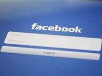 Facebook khốn khổ vì phụ huynh, cảnh sát sành công nghệ