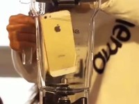 Clip Anh không đòi quà version 2 gây sốc: Xay nát iPhone 5S