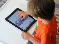 10 hậu quả nghiêm trọng khi cho trẻ em chơi iPhone, iPad