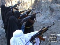 Chiến binh 5 tuổi luyện bắn AK ở trại đào tạo khủng bố