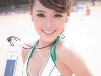 Túi ni lông chống thấm nước cho iPhone trên tay người mẫu bikini nóng bỏng