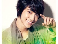 Kim Bum thân thiện bắt tay fan Việt 