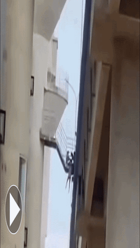 Thót tim khoảnh khắc lực lượng chức năng giải cứu thai phụ có tâm lý bất ổn ngồi chơ vơ trên cầu