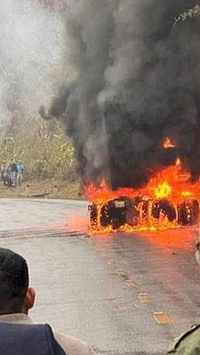 Chiếc xe bất ngờ bốc cháy dữ dội trên quốc lộ, tài xế đã kịp nhảy ra ngoài thoát thân