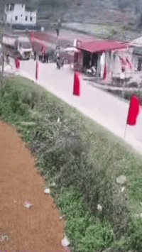 Cảnh thót tim chiếc xe tải lao vào người và xe đứng bên đường, Cục CSGT ra chỉ đạo "nóng"