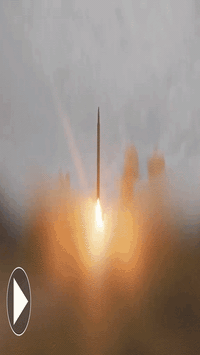 Iran lần đầu phóng 'tên lửa nhảy múa' trang bị đầu đạn hai tấn vào Israel