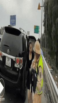 Một gia đình hốt hoảng, cầu cứu lực lượng CSGT trên cao tốc