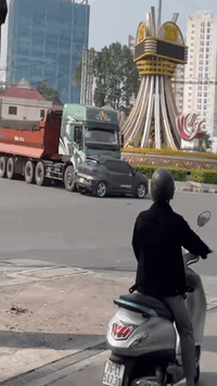 Xe đầu kéo ủn xe con đi 15 mét ở vòng xoay: 2 tài xế sau đó xử lý thế nào?