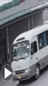 Thót tim khoảnh khắc xe ben tông ô tô chở học sinh, đẩy xa 30 m