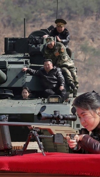 Con gái của ông Kim Jong-un lái xe tăng, khai hỏa súng bắn tỉa thế hệ mới