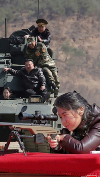 Con gái của ông Kim Jong-un lái xe tăng, khai hỏa súng bắn tỉa thế hệ mới