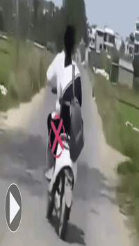 Tìm ra 2 học sinh đánh võng đâm vào người đi đường: 4 lỗi vi phạm bị xử lý là gì?