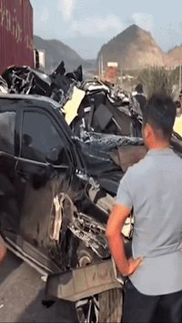 Cận cảnh ô tô con bị lật úp, “vò nát” trên cao tốc, rất may tài xế đã tự chui ra khỏi xe