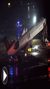 Công bố hình ảnh chiếc máy bay chở 76 người tông xe cứu hỏa khiến 2 phi công tử vong, hiện trường ám ảnh