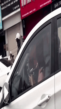 Tìm ra danh tính nữ tài xế 1 tay lái xe, mắt dán vào điện thoại: Mức xử phạt bao nhiêu?