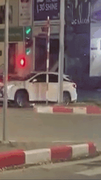 Hiện trường vụ xe Lexus đâm liên hoàn 6 phương tiện trên phố Hà Nội: 10 giây hỗn loạn!