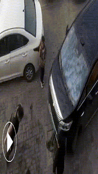 Một tài xế điên cuồng đập đầu vào xe ô tô của đối phương sau trận cãi vã