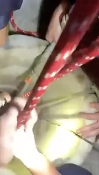 Khoảnh khắc cứu cô gái trẻ rơi xuống giếng trong đêm