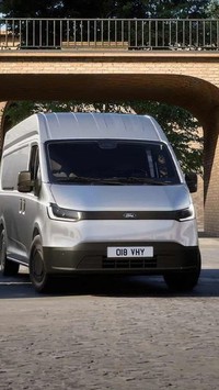 Xe van điện Ford Transit bổ sung phiên bản giá rẻ: Lựa chọn mới cho dịch vụ vận tải, giao hàng