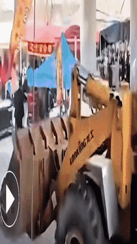 Công bố hình ảnh máy ủi lao vào khu chợ tông loạn xạ khiến ít nhất 13 người chết