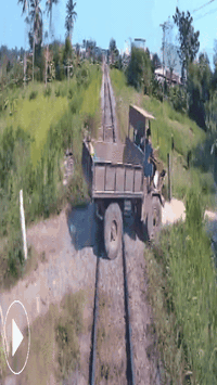 Đau xót khoảnh khắc người trên xe công nông bị tàu hỏa húc bắn văng xa cả chục mét, 3 người thương vong