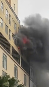 Hiện trường thót tim vụ cháy ngùn ngụt tại chung cư ở Hà Nội, cảnh sát cứu được nhiều người