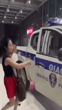 Bất ngờ cảnh người mẹ ở Hà Nội ôm con nhỏ chạy đến cầu cứu CSGT trong đêm và cái kết ấm lòng