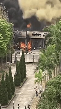 Cháy lớn, lửa ngùn ngụt kèm nhiều tiếng nổ thiêu rụi khoảng 10 ki ốt quần áo ở Bắc Ninh