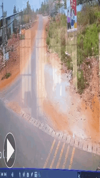 Vụ nam sinh lớp 12 lao xuống mương tử vong: Clip mới hé lộ điều gì?