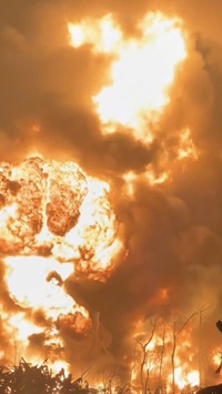 Gần 100 cảnh sát cùng robot dập tắt vụ cháy như quả cầu lửa khổng lồ ở ngoại thành Hà Nội