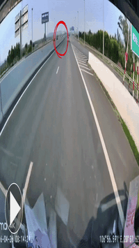 Vụ 2 cô gái phóng xe máy ngược chiều trên làn 100km/h: 3 người bị xử phạt 5 lỗi gì?